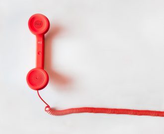 En röd telefon